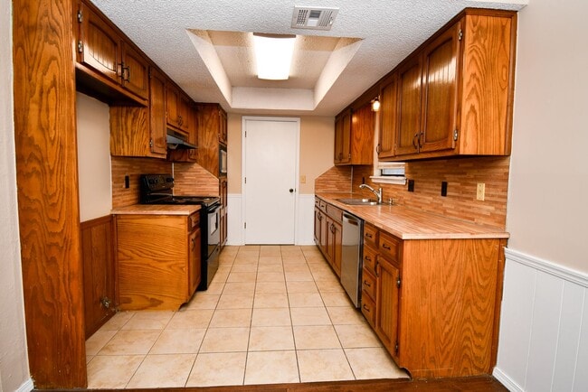 Building Photo - Well-maintained 3-bedroom, 2-bath ranch-style home