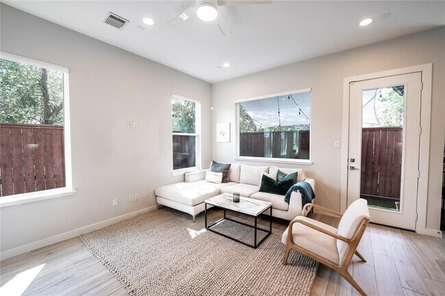 Building Photo - 827 Martin St