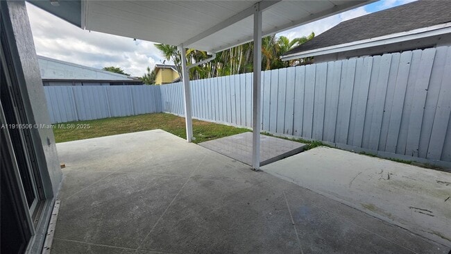 Building Photo - 9818 SW 146th Ct