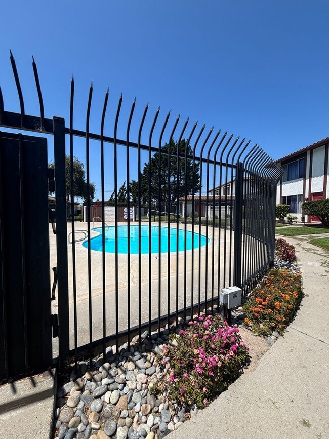Building Photo - Beautiful Condo in the Village!