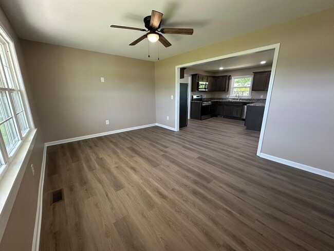 Building Photo - Newly Renovated Home in Shelbyville - 30 m...