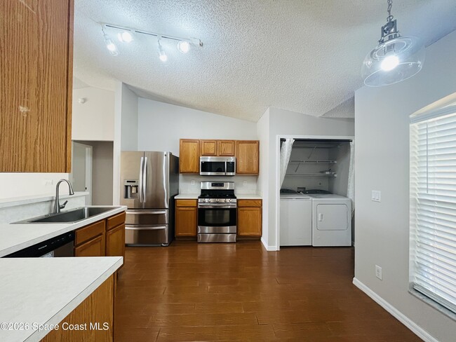 Building Photo - 829 Honeysuckle Dr