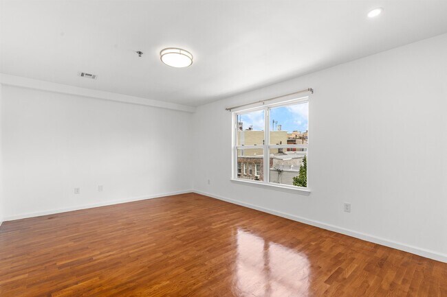 Building Photo - 718 23rd St