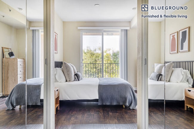 Building Photo - 853 Commodore Dr