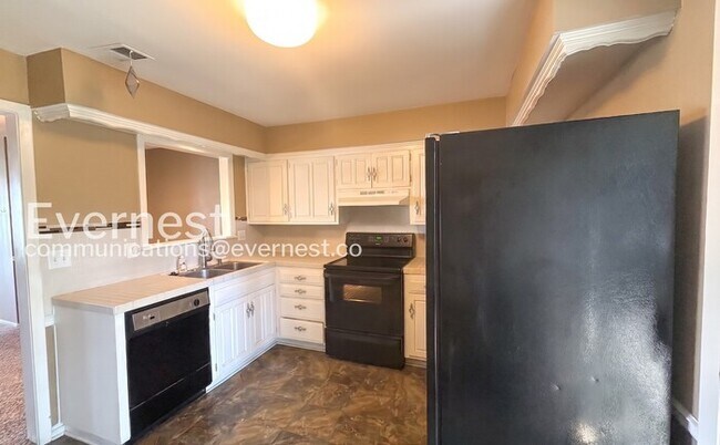 Building Photo - 452 W 104th St