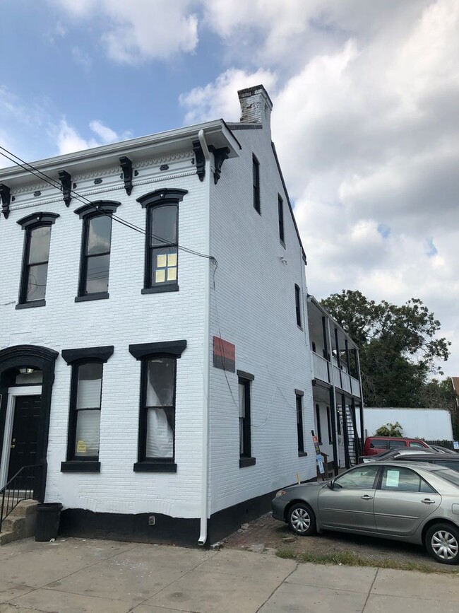 Building Photo - 3 Bedroom in Downtown York City, See Video...
