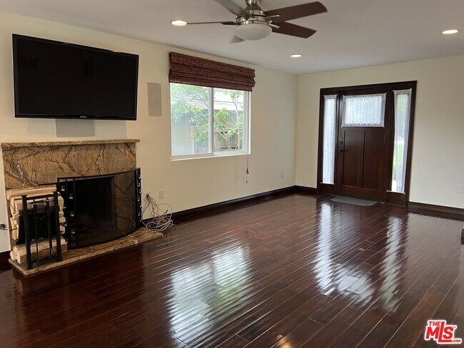 Building Photo - 1019 Camino Real