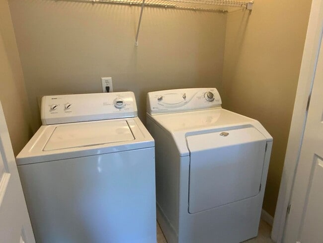 Building Photo - Brentwood Townhome For Lease