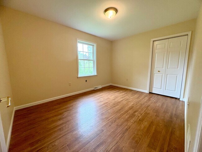 Building Photo - 3 Bedroom 2.5 Bathroom Home Available in Elizabethtown!
