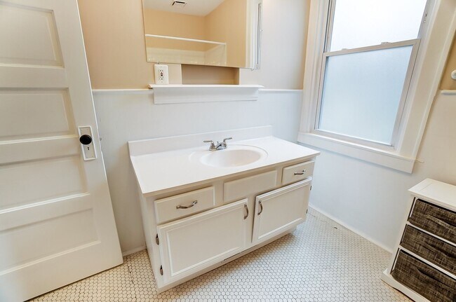 Building Photo - Westwood - Charming 3+ bed 1 bath home freshly updated