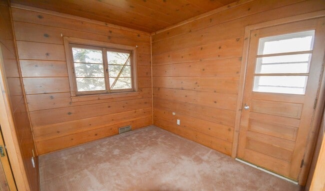 Building Photo - Character-Filled 3 Bedroom on Historic Pill Hill Available NOW!