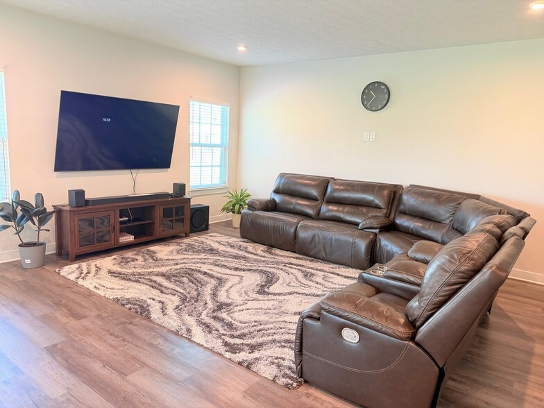 Building Photo - 1039 Fairwater Springs Dr