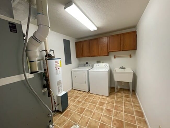 Building Photo - Spacious 3 bedroom/3 bath home
