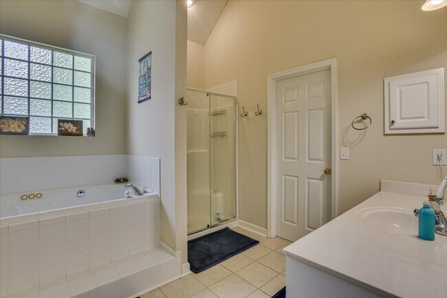 Building Photo - 5 bedroom/3.5 bathroom home in Evans with ...