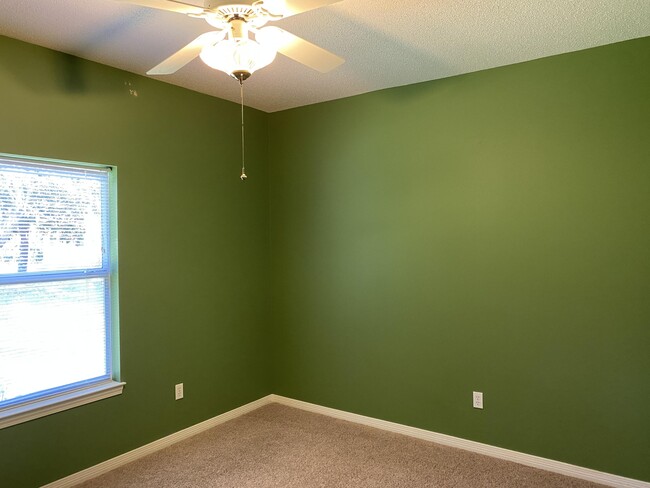 Building Photo - 2020 Plantation Oaks Dr