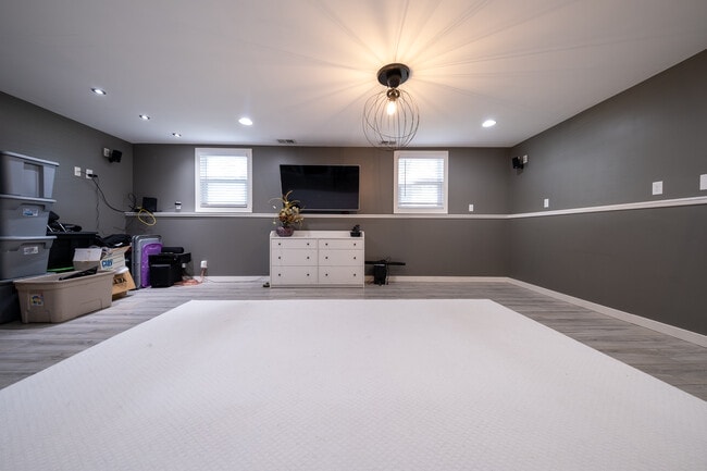 Building Photo - 257 Elm Dr