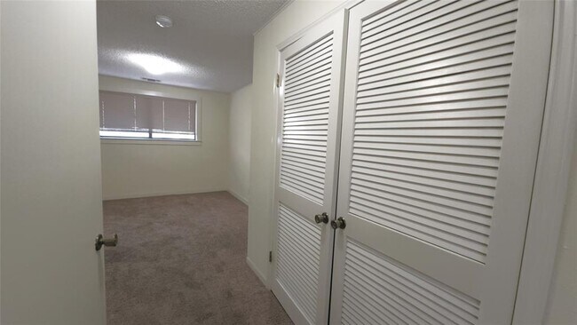 Building Photo - 5119 Fairview Dr