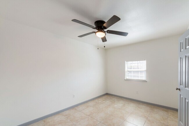 Building Photo - HALF OFF ON FIRST MONTHS RENT MOVE-IN SPECIAL