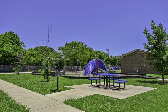 Building Photo - 200 Daniels Dr