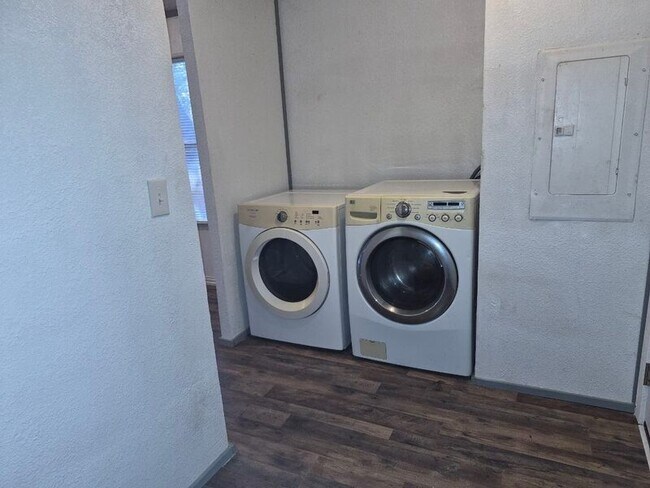 Building Photo - 209 S Ave B