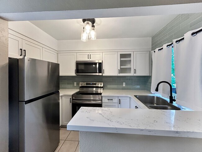 Building Photo - Beautiful 1BD/1BA W/ Reserved Parking in M...