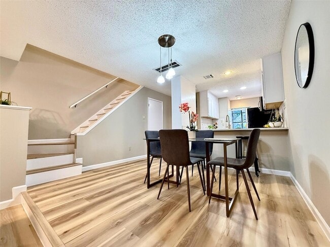 Building Photo - 7122 Wood Hollow Dr