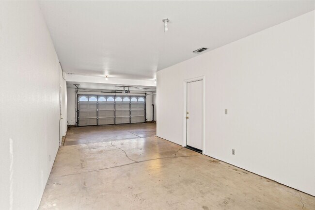 Building Photo - 516 Carrigane Way