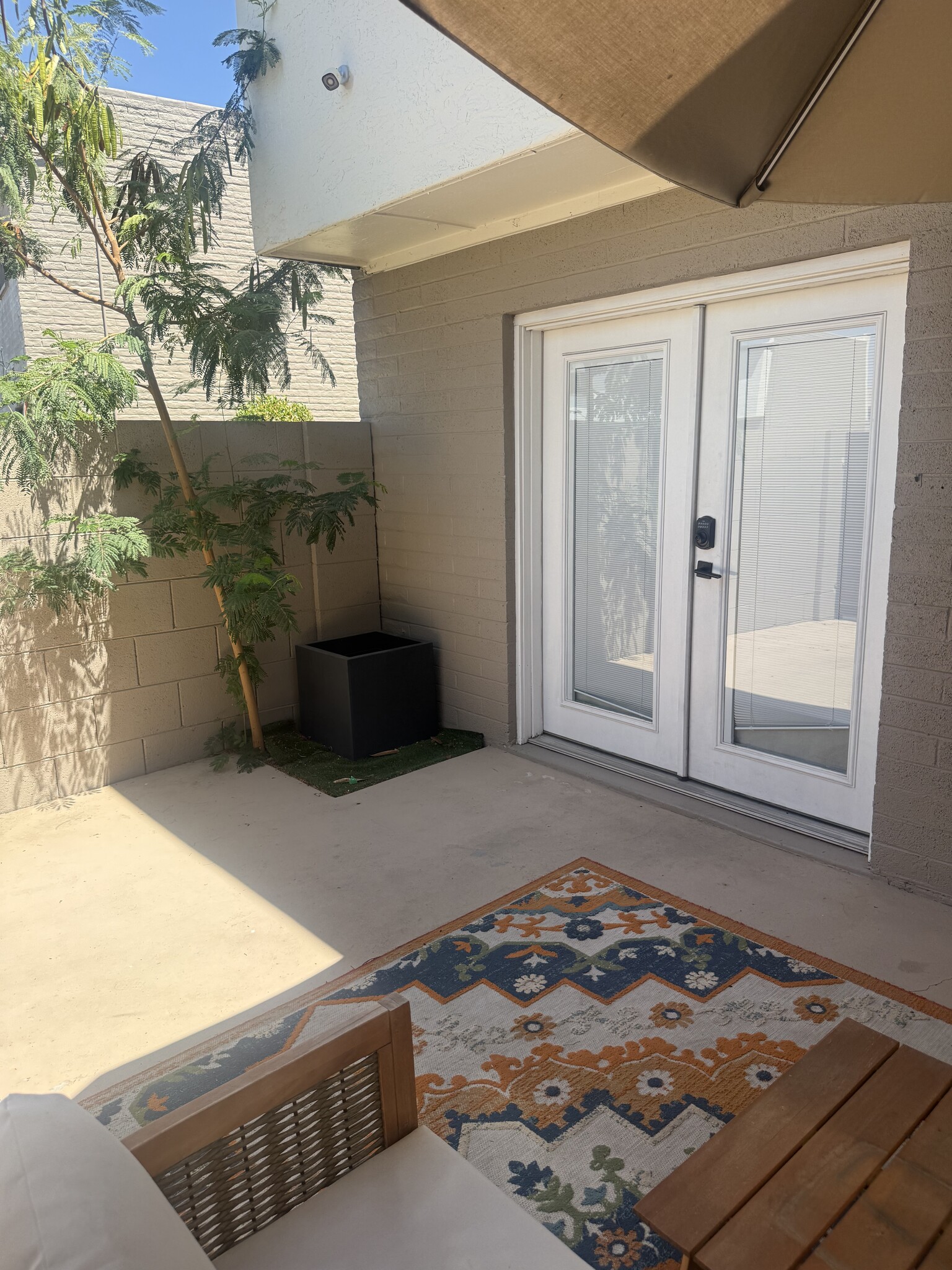 double doors to back patio - 2936 E Clarendon Ave