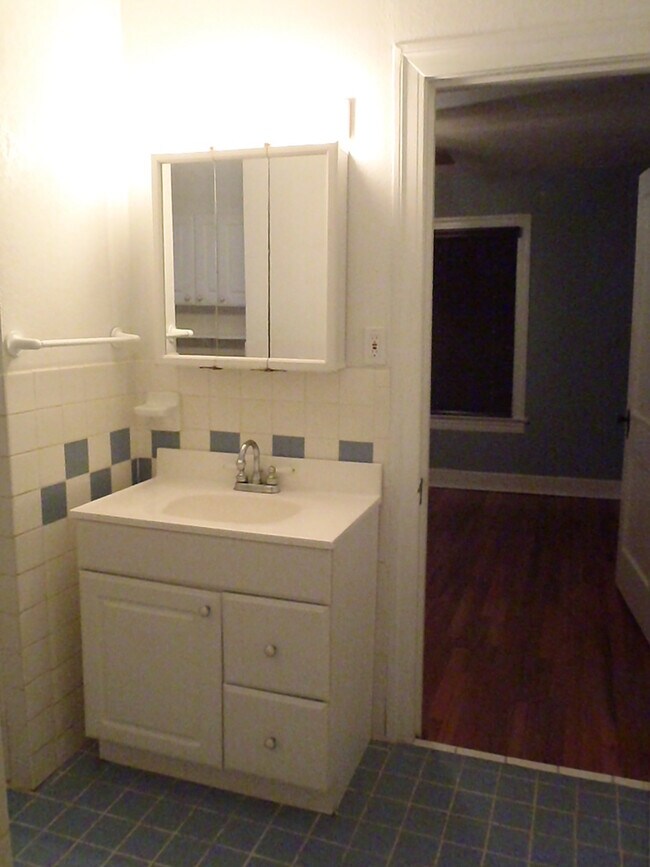 Building Photo - Charming 2/1 House in Hyde Park- Available for August!