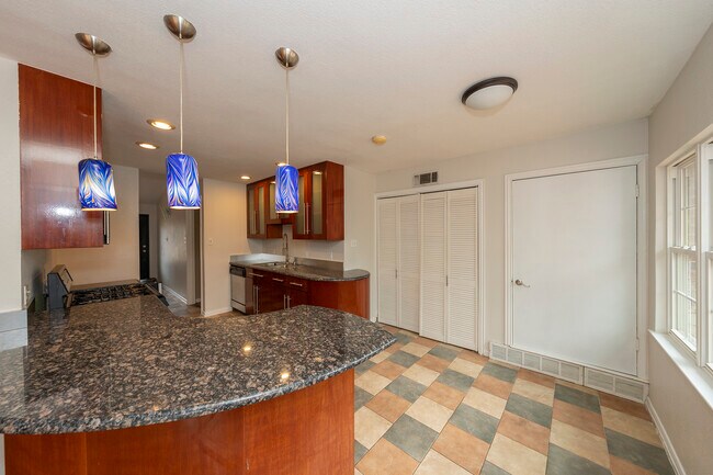 Building Photo - 821 Fontana Ave