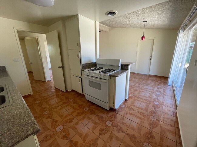 Building Photo - Apple Valley, 3 Bedroom, 2 Bathrooms, 1/2 ...