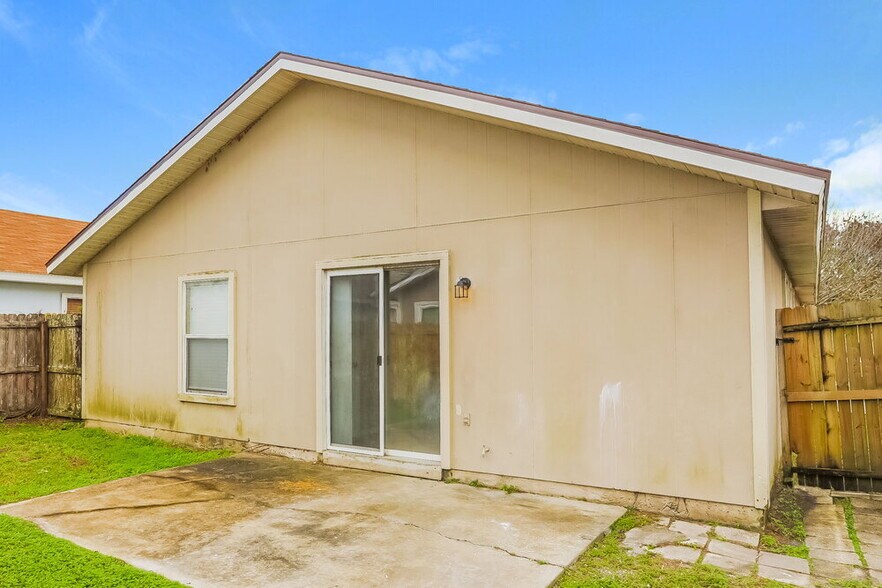 Building Photo - 7939 Cherry Blossom Dr S