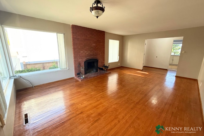 Building Photo - Bright and Spacious 3BD/3BA Home with Bonu...