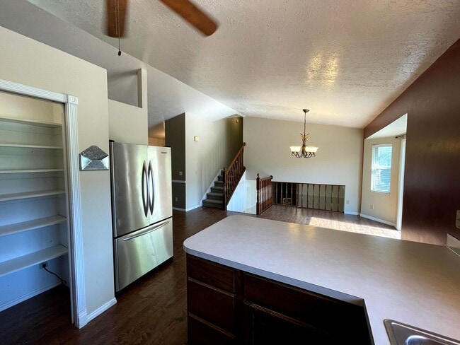 Building Photo - Great 4 Bed/3 Bath home in Layton
