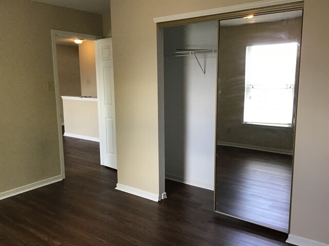 Building Photo - 6805 W Littleton Dr