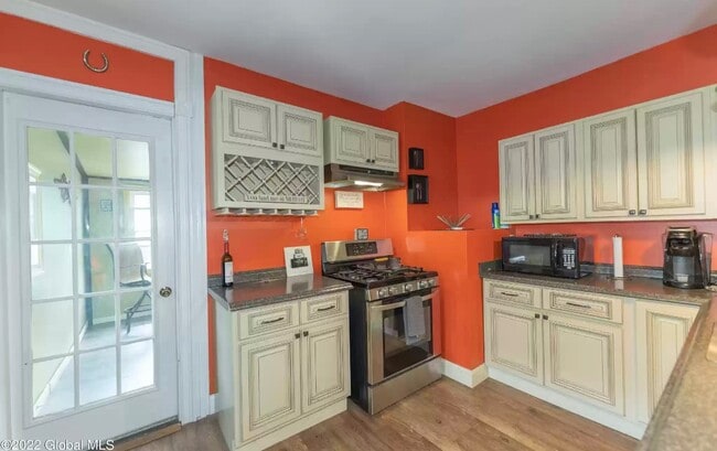 Building Photo - 562 5th Ave