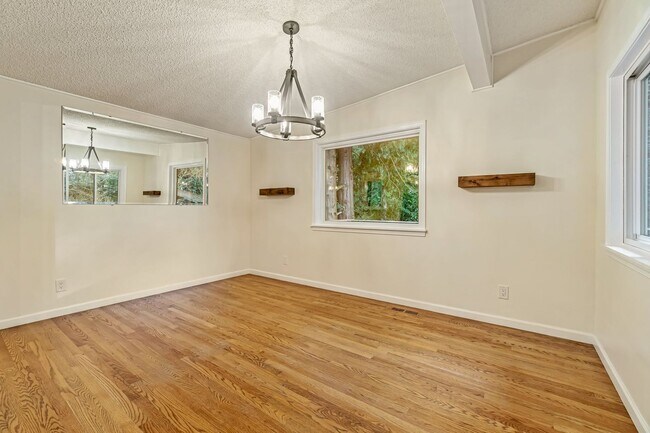 Building Photo - 6 Bedroom Home minutes from Saltwater Park...