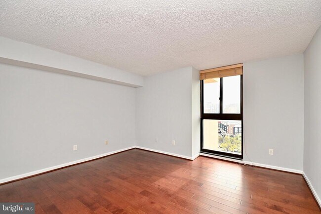 Building Photo - 1101 S Arlington Ridge Rd