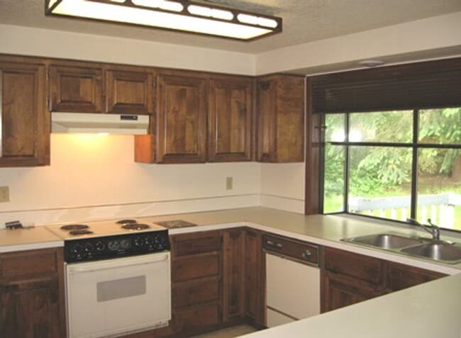 Building Photo - Coming Soon! Spacious 3 BD, 2.5 BA Home in Beaverton