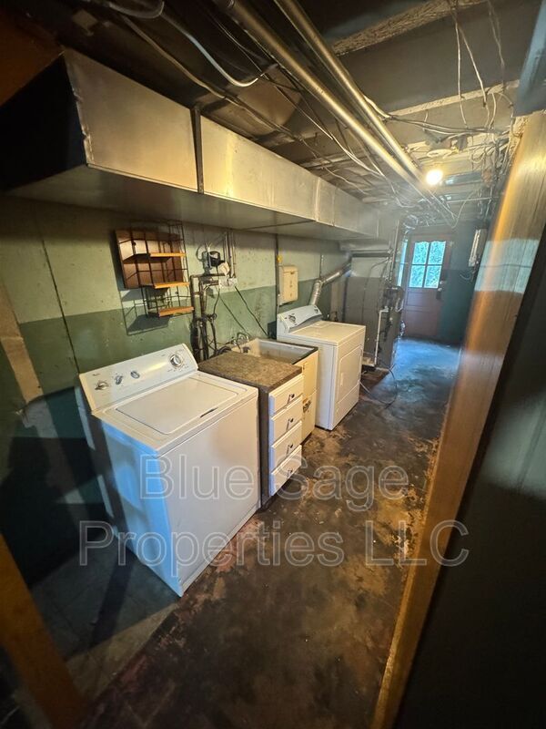 Building Photo - 2254 S Harwood Ave