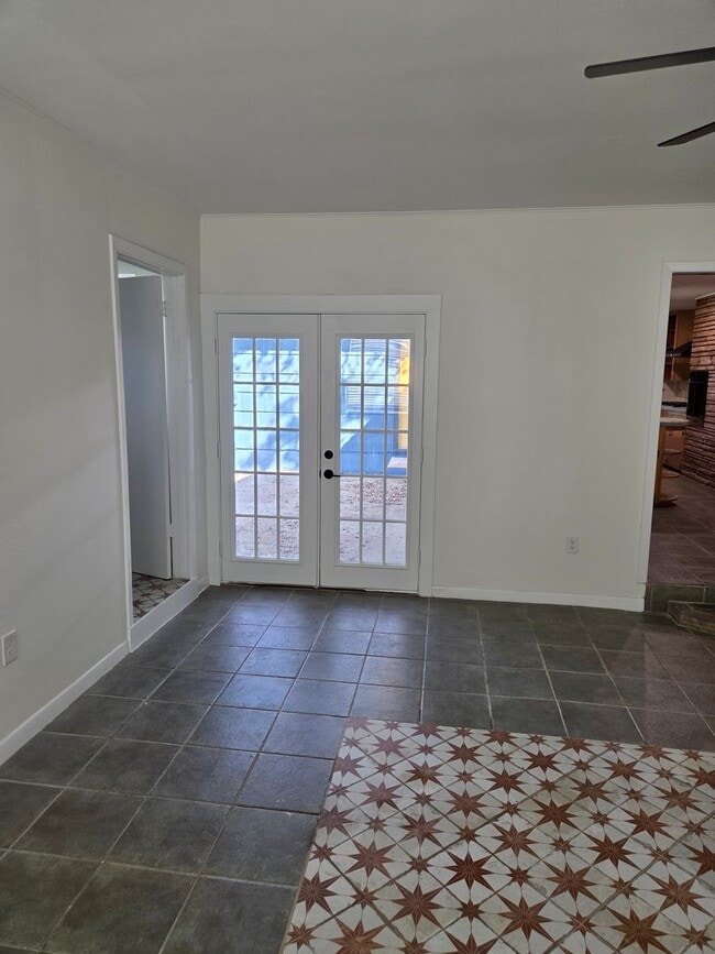 Building Photo - Travis Heights