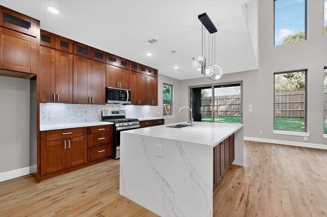 Building Photo - 1828 Highland Dr E