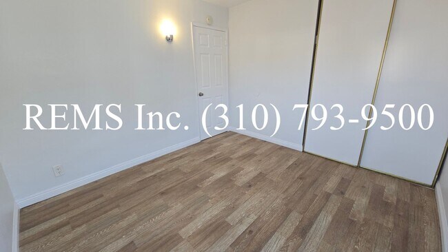 Building Photo - Detached Front House with Laundry Hookups and Garage Parking