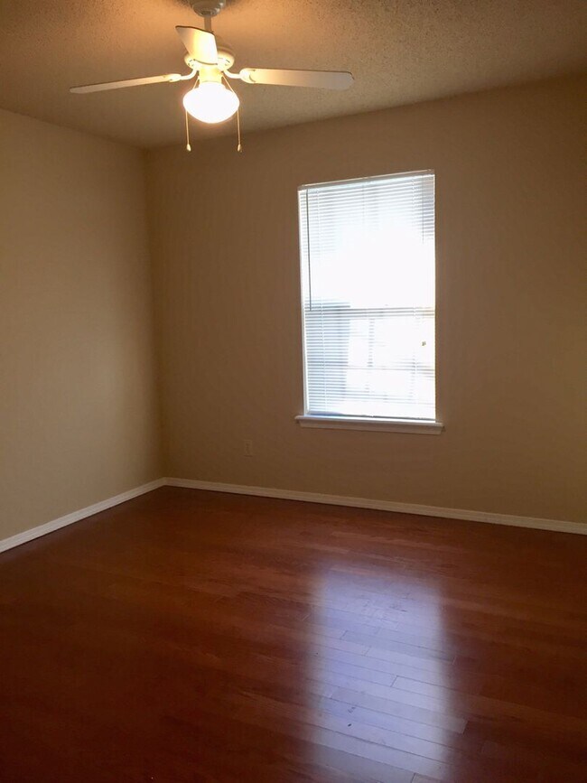Building Photo - 2315 E Kantz Ln