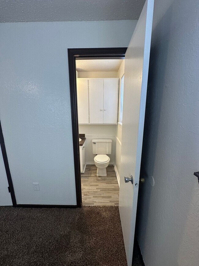Building Photo - Spacious 4 bed, 1.5 bath