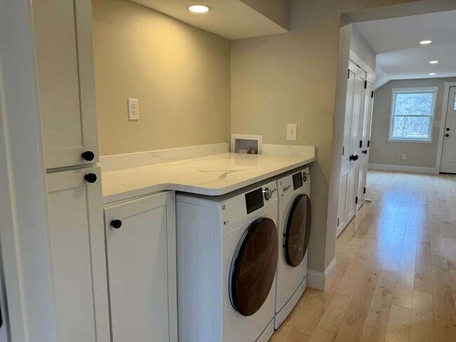 Building Photo - 15 River St