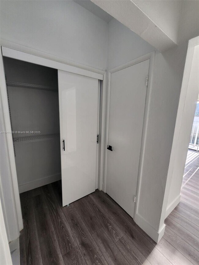 Building Photo - 2101 Normandy Dr