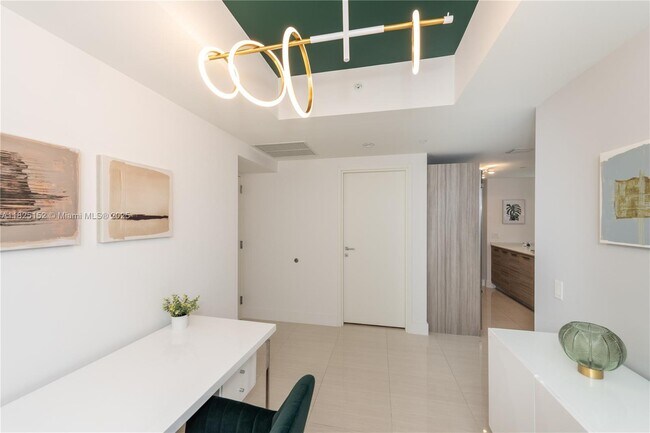 Building Photo - 1300 Brickell Bay Dr