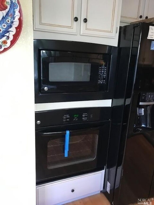 Building Photo - Gorgeous 3 bedroom 2.5 bath 2 story Townho...