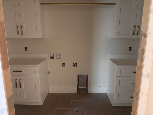 Building Photo - BRAND NEW Gorgeous 6 bed 7 bath with Pool ...